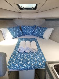 un letto nel retro di un furgone con asciugamani di Experiencia en el mar Gijon T a Gijón