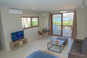 uma sala de estar com um sofá e uma televisão em Rafaela Apartments em Istro