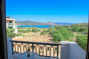 einen Balkon mit einem Tisch und Blick auf das Wasser in der Unterkunft Rafaela Apartments in Istro