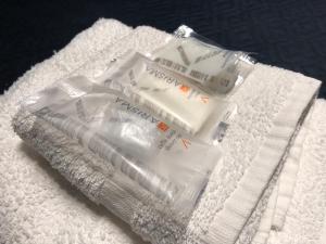 アグローポリにあるIl rifugio dell’arteのタオルの上に置かれた歯磨き粉2パック