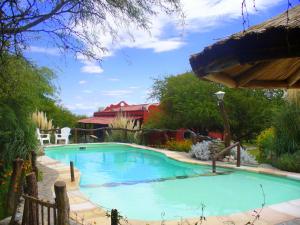 una piscina en un patio con una casa en Cabañas en Piedras Maia en Merlo