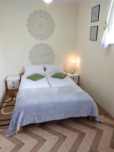 sypialnia z dużym białym łóżkiem z zielonymi poduszkami w obiekcie Relax Kruklanki w Kruklankach