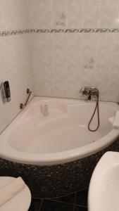 Phòng tắm tại Gasthof & Hotel Heidekrug