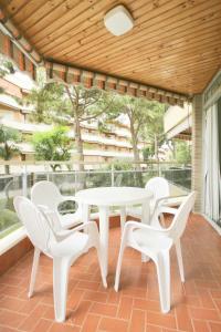 una mesa blanca y sillas en un patio en Rentalmar Sol de España - Mas d'en Gran, en Cambrils