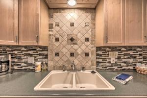 Η κουζίνα ή μικρή κουζίνα στο Mountain Lodge with Hot Tub, Walk to Grindstone Lake