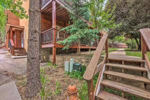 Κήπος έξω από το Mountain Lodge with Hot Tub, Walk to Grindstone Lake