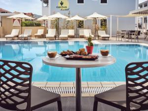 Majoituspaikassa Cactus Hotel tai sen lähellä sijaitseva uima-allas