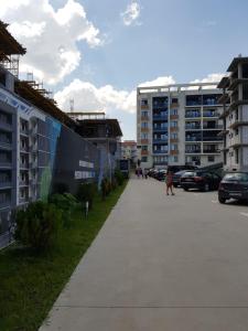 a sidewalk in a parking lot next to some buildings at Apartament Ana Navodari Mamaia Nord in Mamaia Nord