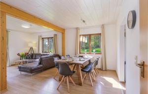 uma sala de estar com mesa e cadeiras em Ferienhaus 4 In Kirchheim em Kirchheim