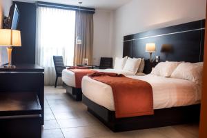 pokój hotelowy z dwoma łóżkami i dużym oknem w obiekcie HOTEL OLIBA Boca del Rio w mieście Boca del Río