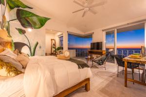 um quarto com uma cama e vista para o oceano em La Casa Blanca em Puerto Vallarta