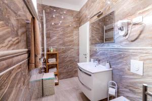 Koupelna v ubytování StaySplitBay + 37 fotografií
