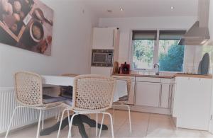 a kitchen with a table and chairs and a sink at Vakantiewoning Zwaluw Beerze in Beerze