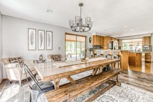 Η κουζίνα ή μικρή κουζίνα στο Clear Creek Retreat