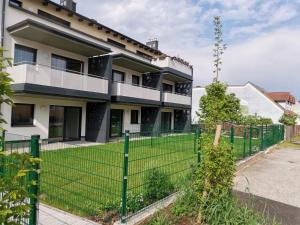 a building with a fence in front of a yard at Ferienwohnung Thaya in Thaya