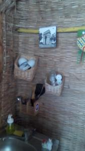 eine Wand mit Körben und einem Waschbecken im Bad in der Unterkunft Casa Delta 106 in Sfântu Gheorghe