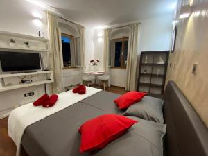 - une chambre avec 2 lits et des oreillers rouges dans l'établissement Apartman Torre, à Hvar
