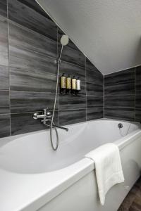 Koupelna v ubytování Hotel Marino + 22 fotografií