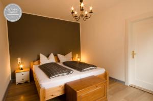 1 dormitorio con 1 cama con 2 almohadas en Ferienwohnung Scandic Hygge Bevern im Weserbergland en Bevern
