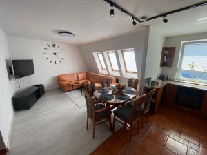 sala de estar con mesa y sofá en Apartament Dwupoziomowy - klimatyzacja en Słupsk
