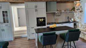 Kuchyňa alebo kuchynka v ubytovaní Stone hause Noa
