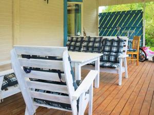 un tavolo bianco e sedie su un portico di 8 person holiday home in HOVA a Hova