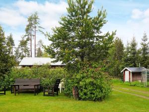 un parco con un tavolo da picnic e un albero di 8 person holiday home in HOVA a Hova