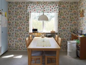 cocina con mesa con sillas y ventana en 4 person holiday home in ST NGA, en Stånga