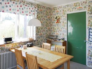 comedor con mesa de madera y sillas en 4 person holiday home in ST NGA, en Stånga