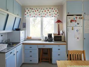 cocina con encimera, microondas y ventana en 4 person holiday home in ST NGA, en Stånga