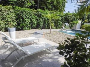 Bazén v ubytování Mon'Désir Lodge - Bungalows nebo v jeho okolí