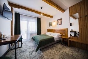 pokój hotelowy z łóżkiem i biurkiem w obiekcie „Malućko Chata” w Zakopanem +37 zdjęć