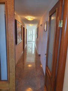 einen Flur eines Hauses mit einer Tür und einem Hallwayngth in der Unterkunft Tazex Apartments in Herceg-Novi