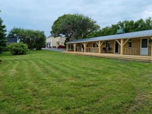 un gran patio frente a una casa en Bridge View House B&B and Restaurant, en Kilcrohane