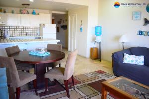 uma cozinha e sala de estar com uma mesa e um sofá em Marina Pinacate A-316 em Puerto Peñasco