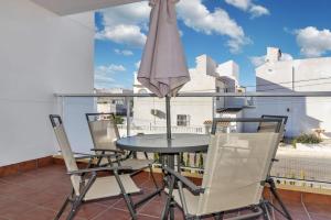 Balkón nebo terasa v ubytování Fantastic 2 bedroom fully furnished modern apartment in walking distance to all amenities