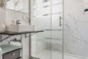 Koupelna v ubytování Fantastic 2 bedroom fully furnished modern apartment in walking distance to all amenities + 15 fotografií