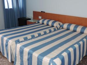 Cama ou camas em um quarto em Hotel Costa San Antonio