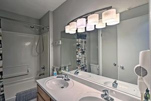 Ένα μπάνιο στο 2 Mi to Granby Ranch Condo with Hot Tub Access