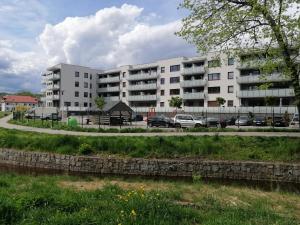 a parking lot in front of an apartment complex at Noce w Jelonce - Nowoczesny Apartament typu Studio w Centrum Jeleniej G - z garażem dla 1-4 osób in Jelenia Góra