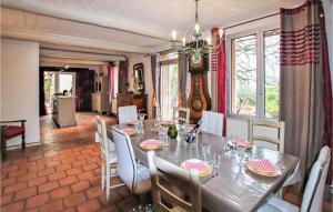 comedor con mesa y sillas en Beautiful Home In Goult With Wifi, en Goult
