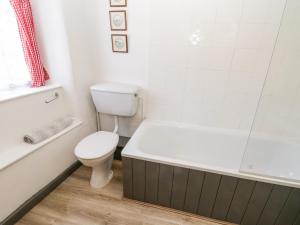 Et badeværelse på Crooked Cottage + 16 billeder