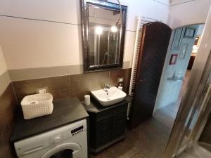 Bilik mandi di Romantica Mansarda +12 gambar