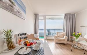 uma sala de estar com vista para o oceano em Beautiful Apartment In Timmendorfer Strand With Wifi em Timmendorfer Strand