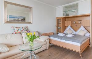 Ένα ή περισσότερα κρεβάτια σε δωμάτιο στο Cozy Apartment In Timmendorfer Strand