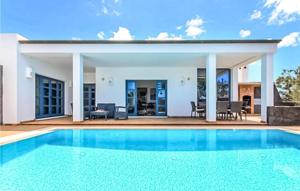 una piscina frente a una casa en Awesome Home In Playa Blanca With Sauna, en Playa Blanca