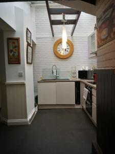 Dapur atau dapur kecil di Three Sisters Cottage