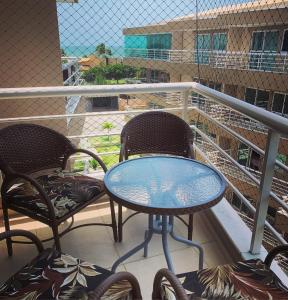 2 sedie e un tavolo sul balcone di Apartamento no Beach Place 4 andar da varanda vê o MAR a Cumbuco