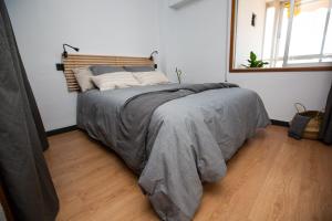 - un grand lit dans une chambre dotée de parquet dans l'établissement Alicante Mediterraneo View, à Alicante