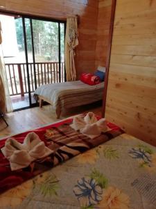sypialnia z łóżkiem w drewnianym domku w obiekcie Cabañas San gerardo w mieście San Gerardo de Dota